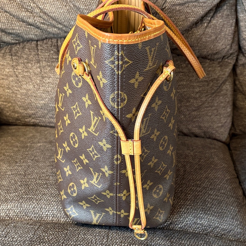 Louis Vuitton Neverfull MM Monogram Classic Tote - Picture 6 of 16